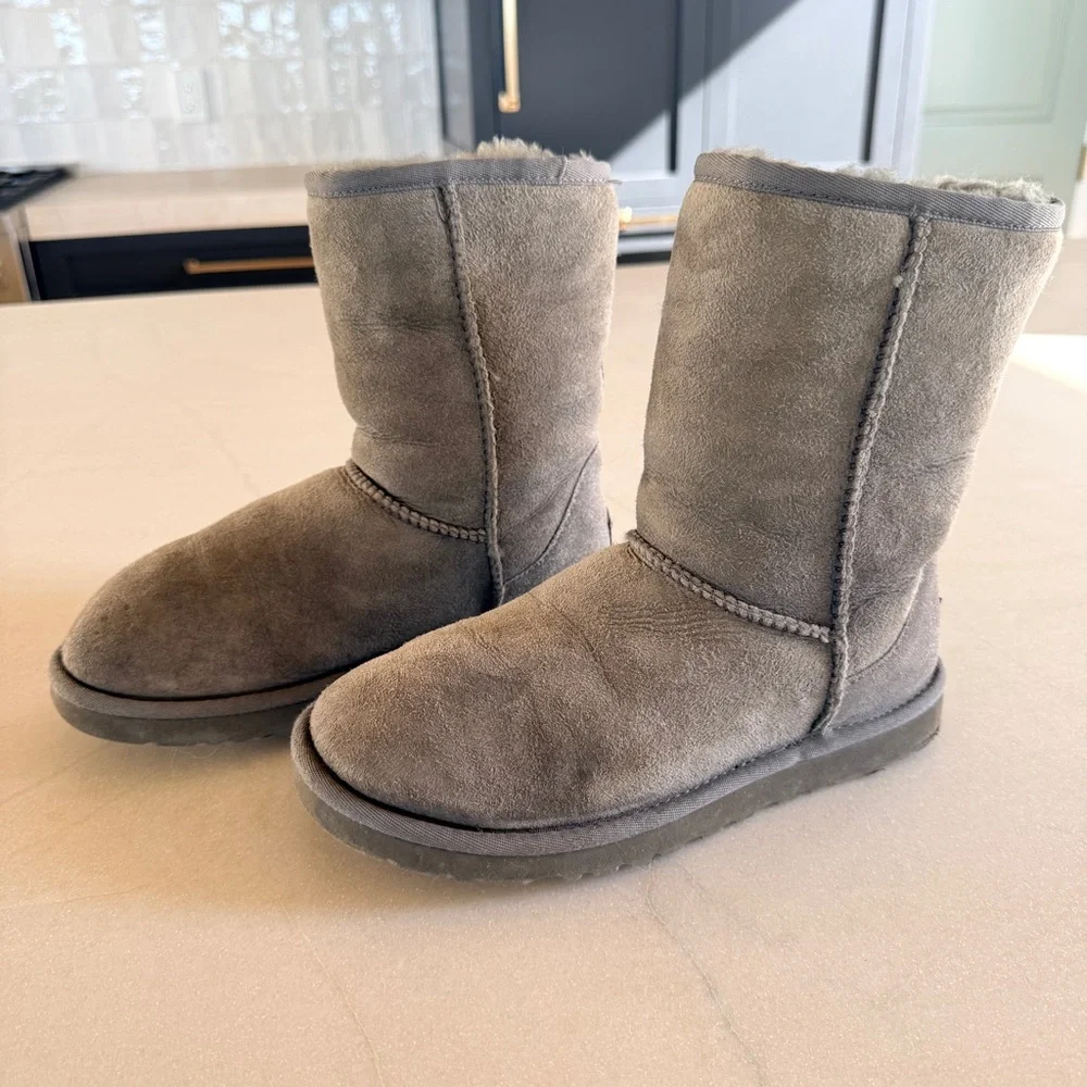 UGG Classic II Short Gray Suede Shearling Lined Winter Boots Womens Size 6